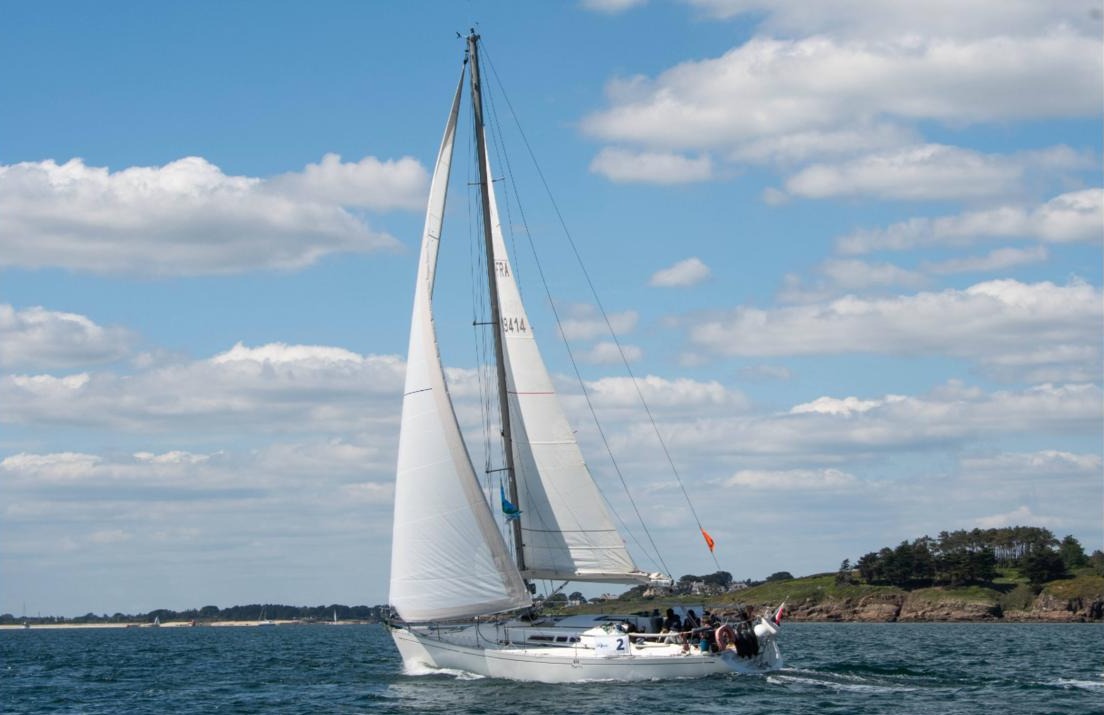 Stereden, le voilier de Laurent Camus, sous voiles en navigation